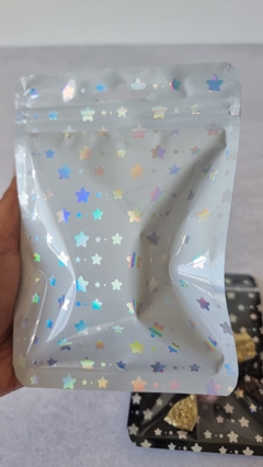 Imagen de Bolsa holográfica con estrellas. Precio por unidad.