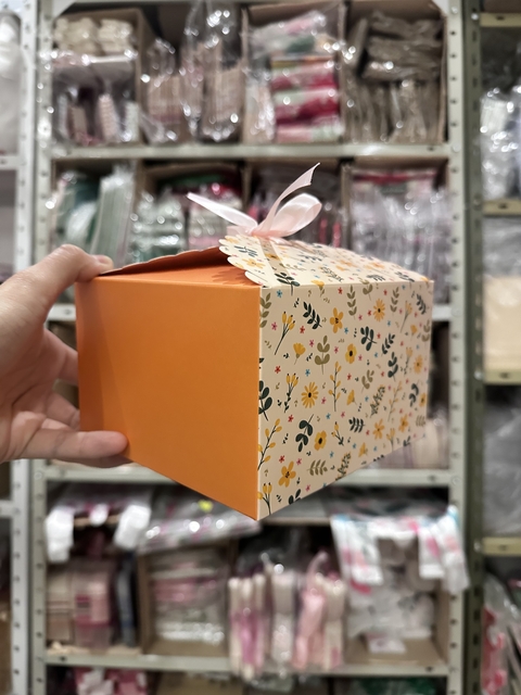 Caja naranja con florcitas. Precio por unidad.