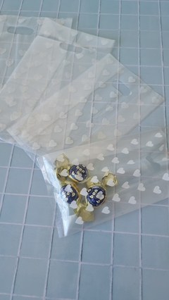 Bolsa riñón con fuelle lateral translúcida con corazones. Precio por unidad.