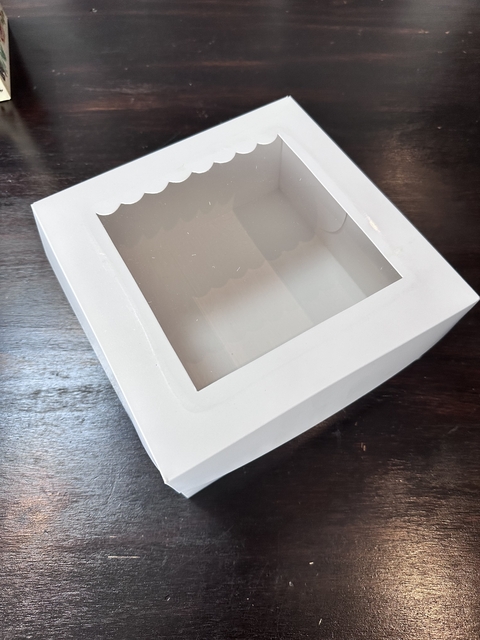 Caja cuadrada con visor 20x20x10 cms. Precio por unidad.