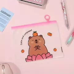 Bolsa estuche de PVC. Diseño capibara. Precio por unidad.