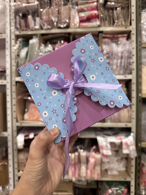 Caja violeta y celeste con florcitas. Precio por unidad.