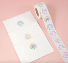 Rollo de stickers arcoiris x 500 unidades. - tienda online