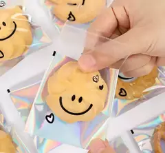 Bolsa opp holográfica "carita feliz" 7x7cms. Pack por 10 unidades. - Capkelitos mayorista
