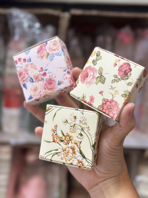 Mini cajitas de 6,5x6,5x3 cms de alto. Precio por unidad.