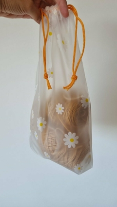 Bolsa para ropa margaritas. Cierre con cordón. 3 tamaños disponibles. Precio por unidad. - Capkelitos mayorista
