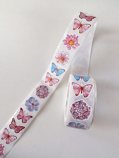 Rollo de stickers flores y mariposas x 500 unidades.