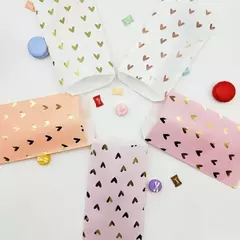 Sobre de papel blanco con corazones dorados. Precio por unidad. en internet