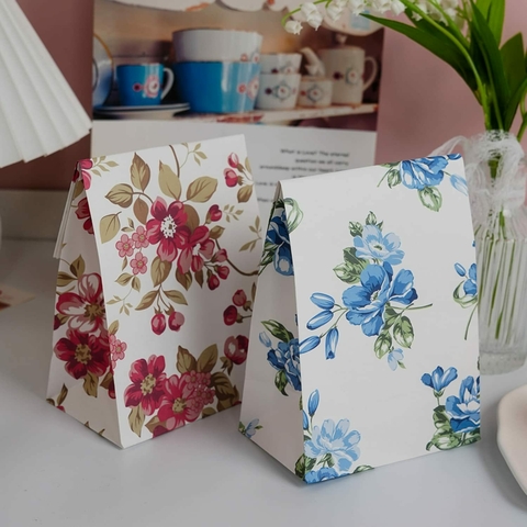 Bolsa de papel con flores. Precio por unidad.