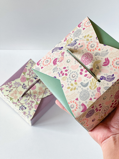 Caja valijita con flores. Precio por unidad.