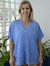 Blusa ampla azul, estilo oversized, com decote em V, confeccionada em malha leve e confortável