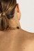 Choker Pura Dourada com detalhe em flor, visto nas costas de uma mulher com cabelo preso.