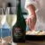 Botella de vino Casillero del Diablo Extra Brut Chardonnay Pinot Noir junto a dos copas y un plato de comida.