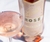Botella de vino rosado La Posta Malbec con una copa llena del mismo vino.