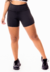 Short fitness preto com detalhes brancos e cintura alta, ideal para atividades físicas.