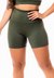 Short fitness verde militar de cintura alta, ideal para atividades físicas, exibindo um design moderno e confortável.