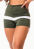 Short fitness verde militar com detalhes brancos e cintura alta.