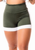 Short fitness verde militar com detalhe branco e cintura alta para atividades físicas.