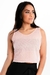 Modelo usando uma blusa tela rosa feminina, ideal para moda fitness.