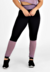 Calça legging preta com detalhe violeta, ideal para moda fitness, apresentada com uma modelo em pé.