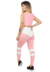 Modelo usando conjunto fitness rosa e branco, incluindo calça legging e cropped, com detalhes em branco e listras na calça.