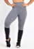 Calça legging fitness mescla cinza com detalhe preto, ideal para atividades físicas.