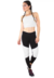 Modelo usando conjunto fitness cropped branco e calça legging preta com detalhe branco.