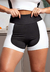 Short fitness feminino preto e branco com cintura alta, ideal para atividades físicas.