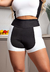 Short fitness preto e branco com cintura alta, ideal para atividades físicas.