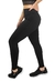 Calça legging lisa na cor preta, ajustada ao corpo, utilizada para moda fitness.