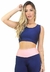 Modelo usando uma regata cropped azul, combinada com uma calça legging de cintura alta com detalhes em rosa.