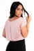 Modelo usando blusa feminina rosa com detalhes em listras, vista de costas.