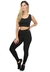 Modelo usando conjunto fitness preto, composto por cropped e calça legging.