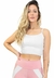 Cropped fitness alcinha branca usado por modelo com calça rosa.