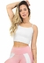 Modelo exibindo cropped fitness branco com alças, combinando com calça de fitness rosa.