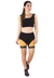 Mulher usando um conjunto fitness preto com detalhes amarelos, composto por cropped e shorts, em pose de caminhada.