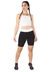 Conjunto fitness cropped alcinha branco e shorts preto com detalhes brancos, modelo feminino em pose de exercício.