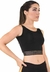 Modelo usando um cropped fitness preto com detalhe elástico na barra, ideal para atividades físicas.