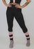 Calça legging fitness preta com detalhes em rosa, ideal para atividades físicas.