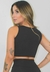 Cropped top fitness preto, modelo visto de costas, com tatuagens visíveis.