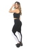 Modelo usando conjunto fitness cropped preto com legging branca e preta, ideal para atividades físicas.