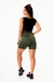 Modelo usando conjunto fitness com short verde militar e cropped preto, vista traseira.