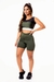 Modelo usando conjunto fitness feminino com short verde militar e cropped regata com detalhes em preto e branco.