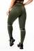 Calça legging fitness verde militar com detalhes em branco, vista traseira, modelo de cintura alta.