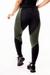 Calça legging preto com detalhes em verde militar, vista traseira, ideal para atividades físicas.