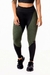 Calça legging preta com detalhes em verde militar, cintura alta, ideal para academia e atividades físicas.