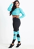 Modelo usando um conjunto fitness preto com azul, composto por calça legging e cropped de telinha manga longa com detalhes em azul turquesa.