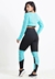 Modelo usando conjunto fitness preto com azul, composto por calça legging e cropped de telinha de manga longa com detalhes em azul turquesa, visto de costas.