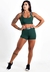 Modelo usando conjunto fitness verde militar com cropped e short, destacando a parte superior das costas e o design estiloso do traje.