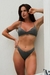 Biquíni cor grafite com top e calcinha asa delta, modelo Le Paradis, em uma modelo posando.